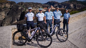 Ξεκίνησαν οι περιπολίες με ηλεκτρικά ποδήλατα από αστυνομικούς του Τμήματος Μετεώρων